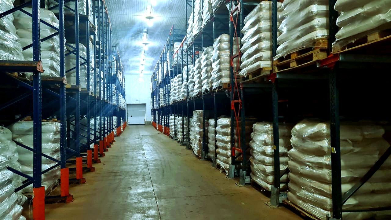 Pasillo de cámara frigorífica con producto congelado